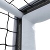 Zbliżenie na narożnik bramki do piłki nożnej, pokazujący białą, metalową ramę oraz czarną siatkę przymocowaną za pomocą zamka błyskawicznego. Struktura materiału jest widoczna, a zamek błyskawiczny jest w kolorze czarnym.