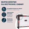 Na zdjęciu znajduje się fragment bramki do piłki nożnej z widocznym logo "HUDORA" oraz tekstem: "BEZPIECZEŃSTWO DLA BEZTROSKIEJ ZABAWY", "Szczególnie bezpieczna zabawa", "Dopasowanie bez ryzyka", "Bezpieczne mocowanie". Obok tekstu znajdują się ikony oraz