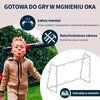 Na zdjęciu znajduje się chłopiec w beżowym stroju na tle bramki do piłki nożnej z napisem "HUDORA", a obok widoczna jest grafika przedstawiająca schemat montażu bramki. Tekst na zdjęciu: "GOTOWA DO GRY W MGNIENIU OKA", "Łatwy montaż Dzięki czytelnym oznac