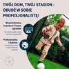 Na zdjęciu znajduje się tekst: "TWÓJ DOM, TWÓJ STADION - OBUDŹ W SOBIE PROFESJONALISTĘ! Wszechstronna bramka w Twoim ogrodzie. Do meczów piłki nożnej i ręcznej z przyjaciółmi. Profesjonalna i stylowa. Konstrukcja ramy i siatki w kolorze czarnym." W tle wi