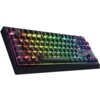 Czarna klawiatura mechaniczna z podświetleniem RGB, na której widoczne są klawisze z oznaczeniami liter, cyfr i funkcji. Na obudowie klawiatury znajduje się logo "RAZER".