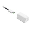 Na zdjęciu widoczny jest biały kabel USB-C z napisem "RAZER" oraz biały adapter z logo producenta i napisem "HYPERSPEED WIRELESS TECHNOLOGY". Adapter ma mały otwór na jednej z powierzchni.