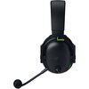 Czarne, nauszne słuchawki z mikrofonem, z widocznym logo Razer na nauszniku oraz zielonym akcentem przy pałąku. Słuchawki mają regulowany pałąk i elastyczny mikrofon na wysięgniku.
