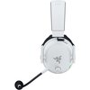 Białe, nauszne słuchawki z mikrofonem, z widocznym logo Razer na nauszniku. Słuchawki mają regulowany pałąk i przycisk na nauszniku, a mikrofon jest elastyczny i czarny.