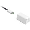 Na zdjęciu widoczny jest biały kabel USB-C z napisem "RAZER" oraz biały adapter z napisem "HYPERSPEED WIRELESS". Adapter ma mały otwór i subtelne logo producenta.