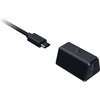 Na zdjęciu widoczny jest czarny kabel USB-C z napisem "RAZER" oraz czarny adapter z logo Razer i napisem "HYPERSPEED WIRELESS". Adapter ma kształt prostopadłościanu z zaokrąglonymi krawędziami.