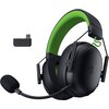 Czarno-zielone słuchawki nauszne z mikrofonem, obok znajduje się mały adapter z napisem "RAZER". Słuchawki mają widoczne logo producenta na nauszniku.