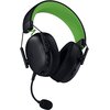 Czarno-zielone słuchawki nauszne z mikrofonem, z widocznym logo Razer na nauszniku. Produkt ma zielone akcenty na pałąku i przyciskach, a także regulowany mikrofon z gąbką.