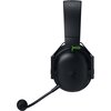 Czarne, nauszne słuchawki z mikrofonem, z zielonymi akcentami i logo Razer na nauszniku. Na pałąku widoczny jest napis "RAZER".