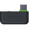 Czarny adapter z logo "RAZER" na boku, z zielonym akcentem wokół złącza USB-C. Adapter ma prostokątny kształt z zaokrąglonymi krawędziami.