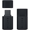 Na zdjęciu widoczne są dwa czarne adaptery z logo "RAZER", jeden z nich ma zdjętą nasadkę, ukazując złącze USB-C. Adaptery są proste w formie, z gładką powierzchnią i wyraźnym napisem.