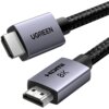 Na zdjęciu widoczny jest czarny kabel HDMI z plecionym oplotem, zakończony dwoma wtykami. Na jednym z wtyków znajduje się napis "UGREEN", a na drugim "HDMI 8K".