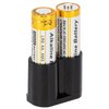 Na zdjęciu widoczne są dwie baterie alkaliczne AA umieszczone w czarnym uchwycie. Na bateriach znajdują się napisy: "Alkaline Battery", "LR6 AA AM3", oraz ostrzeżenie: "WARNING BATTERY MAY EXPLODE OR LEAK IF INSERTED IMPROPERLY OR DISPOSED OF IN FIRE".