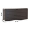 Brązowa skrzynia ogrodowa o wymiarach 116 cm długości, 55 cm wysokości i 43,8 cm szerokości, wykonana z materiału imitującego drewno. Na zdjęciu widoczne są poziome panele oraz uchwyt na bocznej stronie skrzyni.