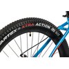 Zbliżenie na tylne koło roweru z widoczną oponą z napisem "ARTEX XTRA ACTION LD 26 x 2.40 NYLON" oraz fragmentem niebiesko-czerwonej ramy. Opona ma wyraźny bieżnik, a widać także wentyl.