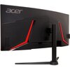 Czarny monitor z zakrzywionym ekranem, widoczny od tyłu, z czerwonymi akcentami i logo "acer" w lewym górnym rogu. Monitor jest zamontowany na czarnym stojaku o nowoczesnym designie.
