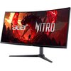 Monitor o zakrzywionym ekranie wyświetla grafikę z czerwonym smokiem i postacią na tle ognistego krajobrazu, z widocznymi napisami "acer" i "NITRO". Monitor jest zamontowany na czarnym stojaku o trójnożnej podstawie.