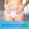 Na zdjęciu widoczna jest osoba trzymająca wkładkę żelową na brzuchu, ubrana w bieliznę. Na dole zdjęcia znajduje się tekst: "Regularne stosowanie okładów przynosi ulgę i wspomaga regenerację po porodzie."