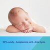 Na zdjęciu widoczny jest uśmiechnięty niemowlak leżący na białym tle, a poniżej znajduje się niebieski pasek z tekstem: "99% wody – bezpieczne od 1. dnia życia."