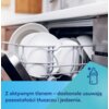 Otwarta zmywarka z widocznymi białymi talerzami w środku. Na dole zdjęcia znajduje się niebieski pasek z tekstem: "Z aktywnym tlenem – doskonale usuwają pozostałości tłuszczu i jedzenia." oraz ikoną butelki dla dzieci.