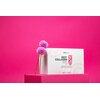 Pudełko produktu "BESTLAB Best Collagen" z napisem "Collagen peptides, Vitamins B, C, E, MSM" stoi na różowym tle, obok dwóch różowych kwiatów. Na opakowaniu widoczne są również ikony i napisy dotyczące suplementu diety.