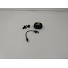 Na zdjęciu znajdują się czarne słuchawki dokanałowe, etui z żółtą strzałką oraz krótki kabel USB. Wszystkie elementy leżą na białej powierzchni.