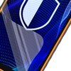 Na zdjęciu widoczny jest fragment telefonu z nałożonym szkłem ochronnym, na ekranie którego znajduje się niebieski wzór z białą tarczą. Szkło jest lekko uniesione, co ukazuje jego przezroczystość i elastyczność.