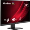 Monitor marki ViewSonic z logo przedstawiającym trzy kolorowe ptaki, wyświetla czerwony ekran z napisami: "SuperClear", "4K UHD" oraz "32"". Na dolnej ramce widoczny jest napis "ViewSonic".
