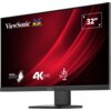 Monitor z czarną ramką i czerwonym ekranem, na którym widoczne są napisy: "ViewSonic", "SuperClear", "4K UHD" oraz "32"". Na ekranie znajdują się również kolorowe logo z trzema ptakami oraz ikona regulacji wysokości.