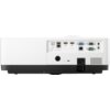 Biały projektor z widocznymi portami z tyłu, w tym USB, Ethernet, HDMI, VGA, RS-232 oraz audio. Na obudowie znajduje się napis "LASER".