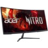 Zakrzewiony monitor z wyświetlaczem przedstawiającym grafikę z czerwonym smokiem i postacią na tle ognistego krajobrazu, z dużym napisem "acer NITRO" na ekranie. Na dolnej ramce monitora widoczne jest logo "acer".