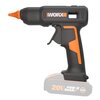 Na zdjęciu widoczny jest czarno-pomarańczowy pistolet do kleju z napisem "WORX" na korpusie. Na baterii znajduje się tekst "20V MAX POWER SHARE 2.0Ah".