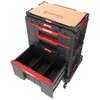 Zestaw skrzynek narzędziowych QBRICK System One Workshop Drawers Set 6 składa się z czarnych modułów z czerwonymi uchwytami i drewnianym blatem na górze, z widocznym logo "QBRICK System". Jeden z modułów jest wysunięty, ukazując przestrzeń do przechowywan