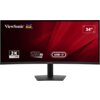 Monitor ViewSonic o zakrzywionym ekranie z logo producenta w lewym górnym rogu, wyświetla informacje: "2K UWQHD", "120 Hz", "USB-C" oraz "34"". Tło ekranu jest czerwone z geometrycznymi wzorami.
