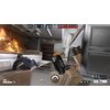 Zrzut ekranu z gry "Tom Clancy's Rainbow Six Siege X - Elite Edition Gra PS5" przedstawia widok z perspektywy pierwszej osoby, gdzie postać trzyma pistolet w pomieszczeniu z metalowymi półkami i wybuchającym ogniem w tle. Na ekranie widoczne są różne elem