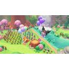 Na ilustracji z gry "Hello Kitty Island Adventure" widoczne są dwie postacie unoszące się na balonach nad kolorowym, kwiecistym ogrodem z rzeką i wodospadem w tle. Scena jest pełna jasnych kolorów, z różnorodnymi kwiatami i drzewami, tworząc bajkowy krajo