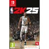 Okładka gry "NBA 2K25" na Nintendo Switch przedstawia koszykarza w białym stroju z napisem "CELTICS" na tle pełnej widowni. W lewym górnym rogu znajduje się logo Nintendo Switch, a w prawym dolnym rogu logo 2K; na dole widnieje informacja "Download Code O