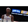 Na zdjęciu widoczna jest postać w koszulce z napisem "OKLAHOMA CITY" oraz numerem "2", w tle znajdują się napisy "LOUD CITY" i "BRING THE THUNDER • EXIT NOW".
