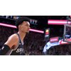 Na zdjęciu widać postać w grze wideo "NBA 2K25" na konsolę Nintendo Switch, ubrana w koszulkę z napisem "SPURS". W tle znajduje się rozmyta publiczność oraz tablica wyników.