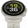 Smartwatch z okrągłym wyświetlaczem pokazuje godzinę 19:36, datę 27 kwietnia oraz liczbę kroków 8568; na obudowie widoczne jest logo "SUUNTO". Pasek zegarka jest silikonowy, w jasnym kolorze z teksturowanym wzorem.