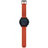 Na zdjęciu widoczny jest smartwatch z pomarańczowym paskiem z perforacjami i czarną kopertą. Na ekranie zegarka wyświetlana jest mapa z trasą i oznaczeniem "200 m".