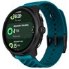 Smartwatch z czarną kopertą i morskim paskiem wyświetla na ekranie informacje o treningu regeneracyjnym: "6:28h This week", "RECOVERY TRAINING 4 TSB Balanced", "RECOVERY HRV 55 HRV". Na dolnej części koperty widoczne jest logo "SUUNTO".
