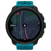 Smartwatch z niebieskim paskiem wyświetla mapę z trasą i strzałką nawigacyjną, z oznaczeniem odległości 200 m. Na dole ekranu widoczne jest logo "SUUNTO".