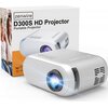 Na zdjęciu widoczny jest projektor ZENWIRE Mini D300S w kolorze srebrnym, z wyraźnie świecącym obiektywem, a w tle znajduje się opakowanie z napisem "zenwire D300S HD Projector Portable Projector". Na opakowaniu widoczna jest także grafika przedstawiająca