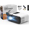 Na zdjęciu znajduje się biały projektor z czarnymi elementami, obok którego widoczne jest opakowanie z napisem "zenwire E500S Projector 1080P Full HD Wi-Fi Projector". W tle znajdują się akcesoria, takie jak kable i pilot.