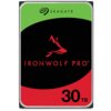 Na zdjęciu widoczny jest dysk twardy z logo "SEAGATE" na zielonym tle oraz napisem "IRONWOLF PRO" i symbolem wilka na czarnym tle. Na czerwonym tle znajduje się oznaczenie pojemności "30 TB".