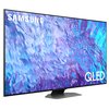 Telewizor z dużym ekranem wyświetla abstrakcyjny, kolorowy wzór w odcieniach fioletu i niebieskiego. Na ekranie widoczne są napisy "SAMSUNG" i "QLED".