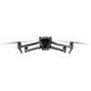 Dron z rozłożonymi ramionami i widocznymi czterema śmigłami, na ramieniu napis "MAVIC 3 PRO". Na przodzie drona znajduje się kamera z trzema obiektywami.