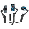 Na zdjęciu widoczny jest czarny gimbal MAJESTICLINE AJ Axis AI, na którym zamocowane są smartfony w różnych pozycjach. Gimbal posiada rozkładane nóżki oraz panel sterowania z przyciskami.