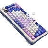 Klawiatura mechaniczna z kolorowymi klawiszami w odcieniach fioletu, różu i bieli, z widocznym wyświetlaczem w lewym górnym rogu oraz bezprzewodowym adapterem USB obok. Na klawiszach znajdują się symbole i litery, a na obudowie widoczne są ozdobne wzory.